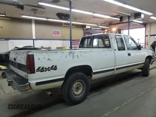 1988 GMC Sierra 2500 z VIN 2GTFK29K5J1545539, wystawiony jako Copart lot #85669174 z przebiegiem 263 730 mil mil oraz Tytuł czysty. Historia ofert i sprzedaży dostępna na DreamBid. Obrazek 3.