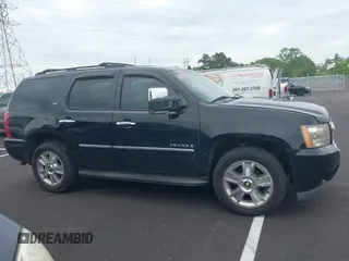 2009 Chevrolet Tahoe LTZ z VIN 1GNFK330X9R130028, wystawiony jako IAAI lot #42113713 z przebiegiem 135 631 mil mil oraz . Historia ofert i sprzedaży dostępna na DreamBid. Obrazek 13.