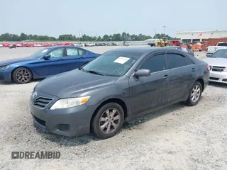 2011 Toyota Camry LE z VIN 4T1BF3EK0BU678810, wystawiony jako IAAI lot #42389108 z przebiegiem 240 908 mil mil oraz . Historia ofert i sprzedaży dostępna na DreamBid. Obrazek 2.
