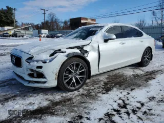 2018 Volvo S90 Momentum with VIN LVY982AK3JP040411, listed as a Copart auction lot 44273525 with 123,671 mi miles and Salvage Title. Bid and sale history available at carsss.com. Image 1.