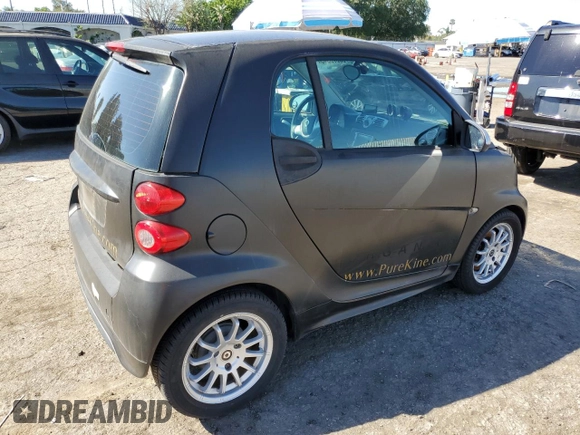 2013 Smart fortwo Passion z VIN WMEEJ9AA5DK726141, wystawiony jako Copart lot #50376945 z przebiegiem Nie podano mil oraz Tytuł czysty. Historia ofert i sprzedaży dostępna na DreamBid. Obrazek 3.