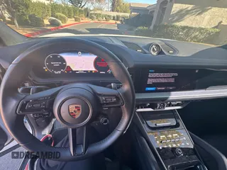 2024 Porsche Cayenne S z VIN WP1BL2AY8RDA60547, wystawiony jako Copart lot #87288544 z przebiegiem 1 442 mil mil oraz Czysty tytuł • Clean title. Historia ofert i sprzedaży dostępna na DreamBid. Obrazek 9.