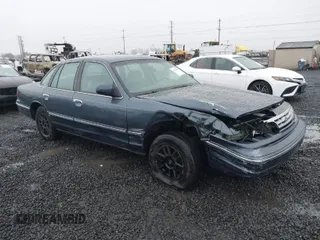 1997 Ford Crown Victoria LX z VIN 2FALP74W4VX105087, wystawiony jako IAAI lot #41176076 z przebiegiem 177 857 mil mil oraz . Historia ofert i sprzedaży dostępna na DreamBid. Obrazek 1.