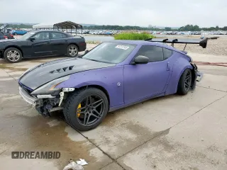 2015 Nissan 370Z z VIN JN1AZ4EH4FM442591, wystawiony jako Copart lot #57317245 z przebiegiem 131 957 mil mil oraz Szkoda całkowita • Salvage title. Historia ofert i sprzedaży dostępna na DreamBid. Obrazek 1.