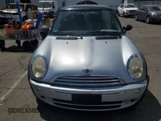 2005 MINI Hardtop z VIN WMWRC33405TJ64270, wystawiony jako Copart lot #52730515 z przebiegiem 99 702 mil mil oraz Szkoda całkowita • Salvage title. Historia ofert i sprzedaży dostępna na DreamBid. Obrazek 5.