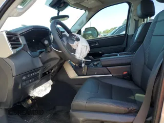 2024 Toyota Tundra Limited Hybrid z VIN 5TFJC5DB7RX074962, wystawiony jako Copart lot #88689145 z przebiegiem 7 853 mil mil oraz Szkoda całkowita • Salvage title. Historia ofert i sprzedaży dostępna na DreamBid. Obrazek 7.