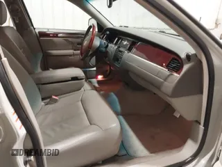 2004 Lincoln Town Car Ultimate z VIN 1LNHM83W74Y640747, wystawiony jako IAAI lot #41612377 z przebiegiem 36 400 mil mil oraz . Historia ofert i sprzedaży dostępna na DreamBid. Obrazek 5.
