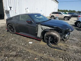 2024 Nissan Z Nismo z VIN JN1BZ4CH9RM361100, wystawiony jako Copart lot #71038744 z przebiegiem 3393 mil mil oraz Szkody całkowita. Historia ofert i sprzedaży dostępna na DreamBid. Obrazek 4.
