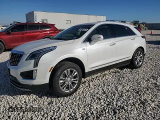 2022 Cadillac XT5 FWD Premium Luxury z VIN 1GYKNCRS1NZ125487, wystawiony jako Copart lot #42081675 z przebiegiem 67 702 mil mil oraz Szkoda całkowita • Salvage title. Historia ofert i sprzedaży dostępna na DreamBid. Obrazek 1.