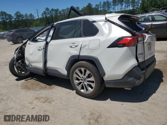 2021 Toyota RAV4 XLE Premium z VIN 2T3A1RFV0MW153326, wystawiony jako Copart lot #57799785 z przebiegiem Nie podano mil oraz Szkoda całkowita • Salvage title. Historia ofert i sprzedaży dostępna na DreamBid. Obrazek 2.