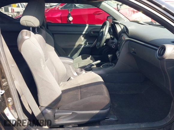 2012 Scion tC z VIN JTKJF5C79C3025063, wystawiony jako IAAI lot #41679076 z przebiegiem 153 272 mil mil oraz . Historia ofert i sprzedaży dostępna na DreamBid. Obrazek 5.