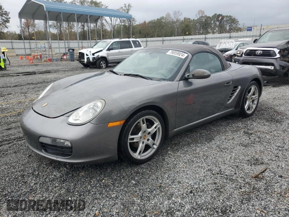 2007 Porsche Boxster z VIN WP0CA29857U711677, wystawiony jako Copart lot #79859924 z przebiegiem 83 123 mil mil oraz Szkoda całkowita • Salvage title. Historia ofert i sprzedaży dostępna na DreamBid. Obrazek 1.