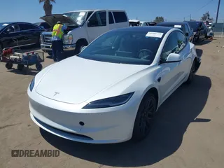 2025 Tesla Model 3 Long Range z VIN 5YJ3E1EAXSF885110, wystawiony jako IAAI lot #42400734 z przebiegiem 4 276 mil mil oraz . Historia ofert i sprzedaży dostępna na DreamBid. Obrazek 19.