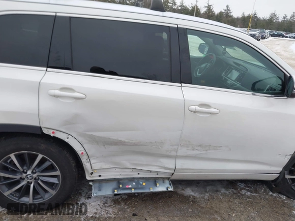 2018 Toyota Highlander SE z VIN 5TDJZRFH3JS556538, wystawiony jako IAAI lot #41470898 z przebiegiem 149 464 mil mil oraz . Historia ofert i sprzedaży dostępna na DreamBid. Obrazek 14.