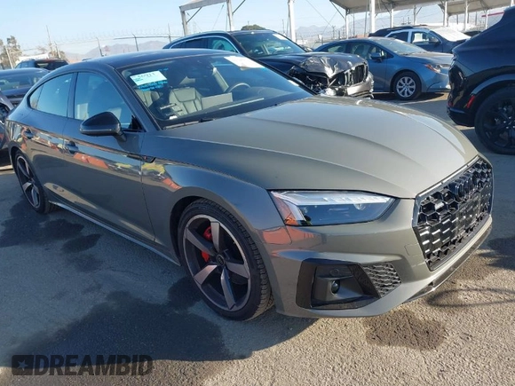 2024 Audi A5 Sportback S line Premium Plus z VIN WAUFACF52RA050804, wystawiony jako IAAI lot #41046774 z przebiegiem 6 493 mil mil oraz . Historia ofert i sprzedaży dostępna na DreamBid. Obrazek 1.