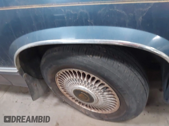 1990 Cadillac DeVille z VIN 1G6CD5331L4293427, wystawiony jako IAAI lot #41764635 z przebiegiem 198 499 mil mil oraz . Historia ofert i sprzedaży dostępna na DreamBid. Obrazek 14.