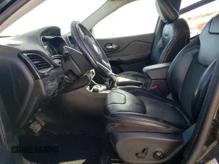 2019 Jeep Cherokee Altitude z VIN 1C4PJMLX8KD282895, wystawiony jako Copart lot #47054495 z przebiegiem 159 831 mil mil oraz Szkoda całkowita • Salvage title. Historia ofert i sprzedaży dostępna na DreamBid. Obrazek 7.