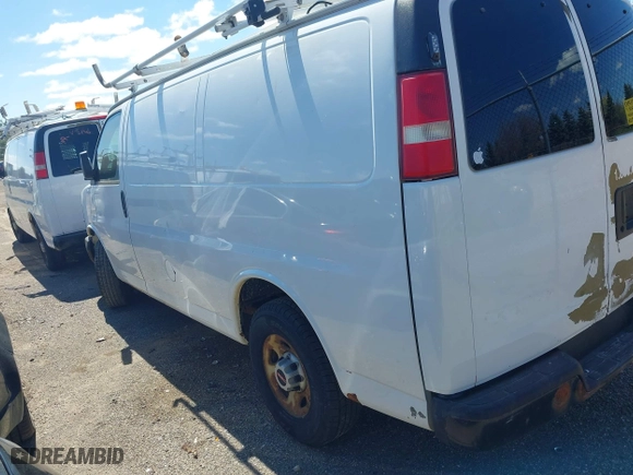 2008 GMC Savana Cargo Van with VIN 1GTGG25C781186098, listed as a IAAI auction lot 41969369 with 176,012 mi miles. Bid and sale history available at carsss.com. Image 3.