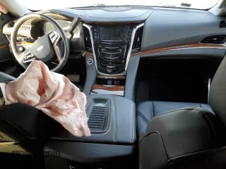 2020 Cadillac Escalade Luxury z VIN 1GYS4BKJ1LR213306, wystawiony jako Copart lot #47806685 z przebiegiem 43 776 mil mil oraz Szkoda całkowita • Salvage title. Historia ofert i sprzedaży dostępna na DreamBid. Obrazek 8.