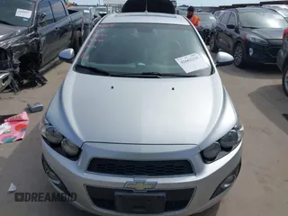 2012 Chevrolet Sonic LTZ z VIN 1G1JE5SB8C4210627, wystawiony jako IAAI lot #41662225 z przebiegiem 72 358 mil mil oraz . Historia ofert i sprzedaży dostępna na DreamBid. Obrazek 13.