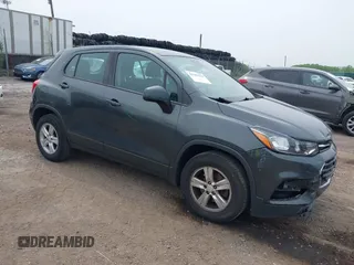 2020 Chevrolet Trax LS z VIN 3GNCJKSB2LL224969, wystawiony jako IAAI lot #42506333 z przebiegiem 101 529 mil mil oraz . Historia ofert i sprzedaży dostępna na DreamBid. Obrazek 1.