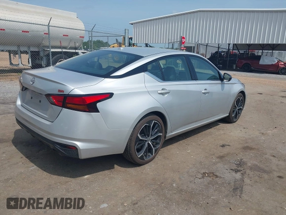 2023 Nissan Altima SR z VIN 1N4BL4CV3PN371333, wystawiony jako IAAI lot #42420194 z przebiegiem 47 460 mil mil oraz . Historia ofert i sprzedaży dostępna na DreamBid. Obrazek 4.