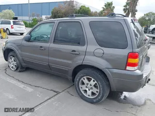 2005 Ford Escape Limited with VIN 1FMCU94195KC22522, listed as a IAAI auction lot 41901471 with 201,427 mi miles. Bid and sale history available at carsss.com. Image 3.