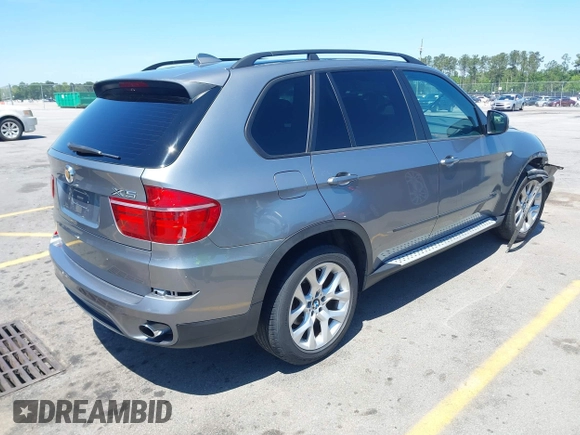 2011 BMW X5 35i z VIN 5UXZV4C57BL410981, wystawiony jako IAAI lot #42126240 z przebiegiem 160 473 mil mil oraz . Historia ofert i sprzedaży dostępna na DreamBid. Obrazek 4.
