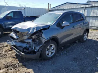 2020 Chevrolet Trax LS z VIN 3GNCJNSB2LL268956, wystawiony jako Copart lot #50682495 z przebiegiem 54 828 mil mil oraz Szkoda całkowita • Salvage title. Historia ofert i sprzedaży dostępna na DreamBid. Obrazek 1.