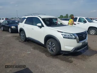2024 Nissan Pathfinder SL z VIN 5N1DR3CC0RC232524, wystawiony jako IAAI lot #42040031 z przebiegiem 20 241 mil mil oraz . Historia ofert i sprzedaży dostępna na DreamBid. Obrazek 1.