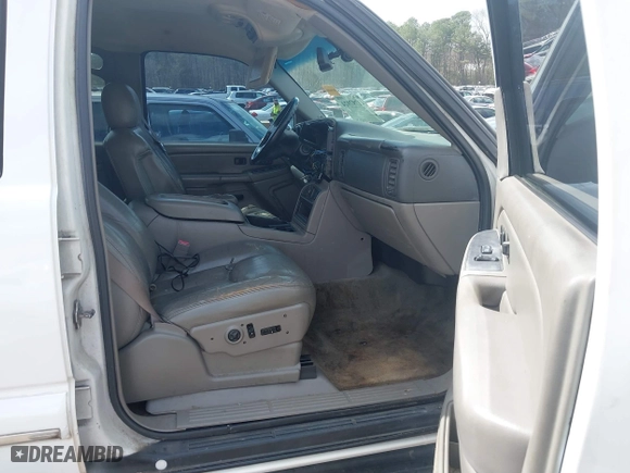 2004 Chevrolet Tahoe LT with VIN 1GNEC13Z44R192822, listed as a IAAI auction lot 41797924 with 211,818 mi miles. Bid and sale history available at carsss.com. Image 5.