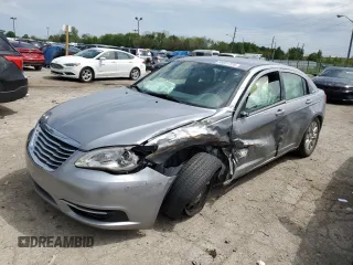 2014 Chrysler 200 LX z VIN 1C3CCBAB8EN230450, wystawiony jako Copart lot #55051725 z przebiegiem Nie podano mil oraz Szkody całkowita. Historia ofert i sprzedaży dostępna na DreamBid. Obrazek 1.