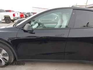 2022 Tesla Model Y Long Range z VIN 7SAYGAEE5NF428327, wystawiony jako IAAI lot #41698750 z przebiegiem 26 846 mil mil oraz . Historia ofert i sprzedaży dostępna na DreamBid. Obrazek 21.