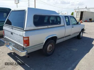1990 Dodge Dakota z VIN 1B7GL23X0LS642396, wystawiony jako IAAI lot #42359220 z przebiegiem 177 562 mil mil oraz . Historia ofert i sprzedaży dostępna na DreamBid. Obrazek 4.