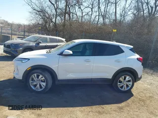 2024 Buick Encore GX Preferred z VIN KL4AMCSL1RB002336, wystawiony jako IAAI lot #41700398 z przebiegiem 13 901 mil mil oraz . Historia ofert i sprzedaży dostępna na DreamBid. Obrazek 14.