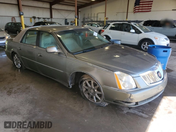 2010 Cadillac DTS 1SC z VIN 1G6KD5EYXAU119017, wystawiony jako Copart lot #56149775 z przebiegiem 113 617 mil mil oraz Szkoda całkowita • Salvage title. Historia ofert i sprzedaży dostępna na DreamBid. Obrazek 4.