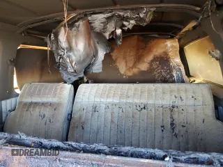 1989 Chevrolet Suburban z VIN 1GNGV26K8KF128711, wystawiony jako Copart lot #46658895 z przebiegiem Nie podano mil oraz Szkoda całkowita • Salvage title. Historia ofert i sprzedaży dostępna na DreamBid. Obrazek 10.