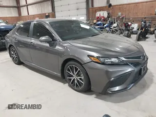 2023 Toyota Camry SE z VIN 4T1G11BK8PU100569, wystawiony jako IAAI lot #42160153 z przebiegiem 15 308 mil mil oraz . Historia ofert i sprzedaży dostępna na DreamBid. Obrazek 1.