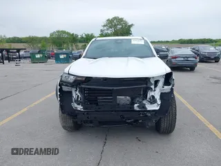 2024 Chevrolet Colorado 4WD Trail Boss z VIN 1GCPTEEK8R1242233, wystawiony jako IAAI lot #42364694 z przebiegiem 4 138 mil mil oraz . Historia ofert i sprzedaży dostępna na DreamBid. Obrazek 13.