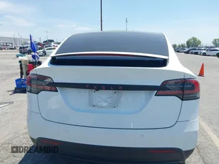 2016 Tesla Model X 70D z VIN 5YJXCAE29GF002170, wystawiony jako IAAI lot #42334842 z przebiegiem 119 104 mil mil oraz . Historia ofert i sprzedaży dostępna na DreamBid. Obrazek 17.