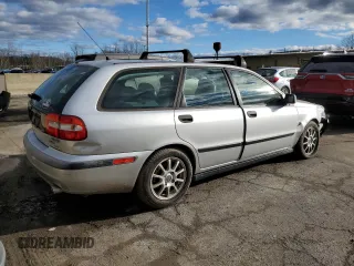 2001 Volvo V40 z VIN YV1VW29581F738166, wystawiony jako Copart lot #86166264 z przebiegiem 83 518 mil mil oraz Tytuł czysty. Historia ofert i sprzedaży dostępna na DreamBid. Obrazek 3.