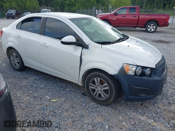 2014 Chevrolet Sonic LT z VIN 1G1JC5SH6E4101466, wystawiony jako IAAI lot #42283152 z przebiegiem 159 568 mil mil oraz . Historia ofert i sprzedaży dostępna na DreamBid. Obrazek 1.