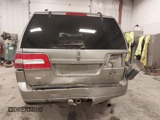 2008 Lincoln Navigator z VIN 5LMFU28568LJ00925, wystawiony jako IAAI lot #41641088 z przebiegiem 214 476 mil mil oraz . Historia ofert i sprzedaży dostępna na DreamBid. Obrazek 6.
