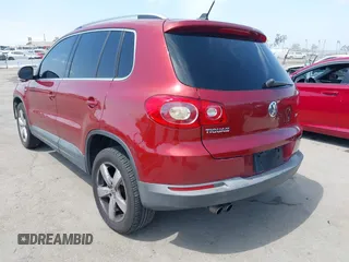 2010 Volkswagen Tiguan S z VIN WVGAV7AX3AW001762, wystawiony jako IAAI lot #42572895 z przebiegiem 127 433 mil mil oraz . Historia ofert i sprzedaży dostępna na DreamBid. Obrazek 3.