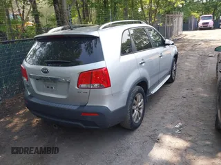 2011 Kia Sorento EX z VIN 5XYKUDA24BG173649, wystawiony jako IAAI lot #42413296 z przebiegiem 210 803 mil mil oraz . Historia ofert i sprzedaży dostępna na DreamBid. Obrazek 4.