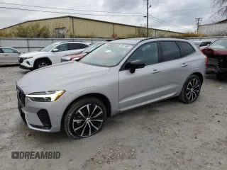 2024 Volvo XC60 Plus Dark Theme z VIN YV4L12RL4R1889456, wystawiony jako Copart lot #81356774 z przebiegiem 10 105 mil mil oraz Czysty tytuł • Clean title. Historia ofert i sprzedaży dostępna na DreamBid. Obrazek 1.