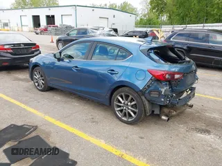 2018 Mazda 3 Touring z VIN 3MZBN1L38JM235604, wystawiony jako IAAI lot #42333995 z przebiegiem 69 541 mil mil oraz . Historia ofert i sprzedaży dostępna na DreamBid. Obrazek 3.