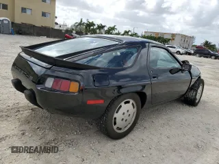 1985 Porsche 928 z VIN WP0JB0921FS861994, wystawiony jako Copart lot #77976744 z przebiegiem 65 048 mil mil oraz Nie do naprawy. Historia ofert i sprzedaży dostępna na DreamBid. Obrazek 3.