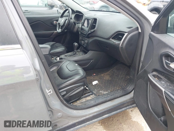 2019 Jeep Cherokee Latitude Plus z VIN 1C4PJMLB2KD367381, wystawiony jako IAAI lot #42493800 z przebiegiem 188 356 mil mil oraz . Historia ofert i sprzedaży dostępna na DreamBid. Obrazek 5.