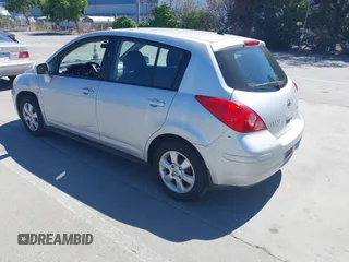 2009 Nissan Versa S z VIN 3N1BC13E09L372132, wystawiony jako IAAI lot #42314068 z przebiegiem 135 829 mil mil oraz . Historia ofert i sprzedaży dostępna na DreamBid. Obrazek 3.
